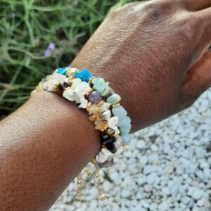 hand met armband beach